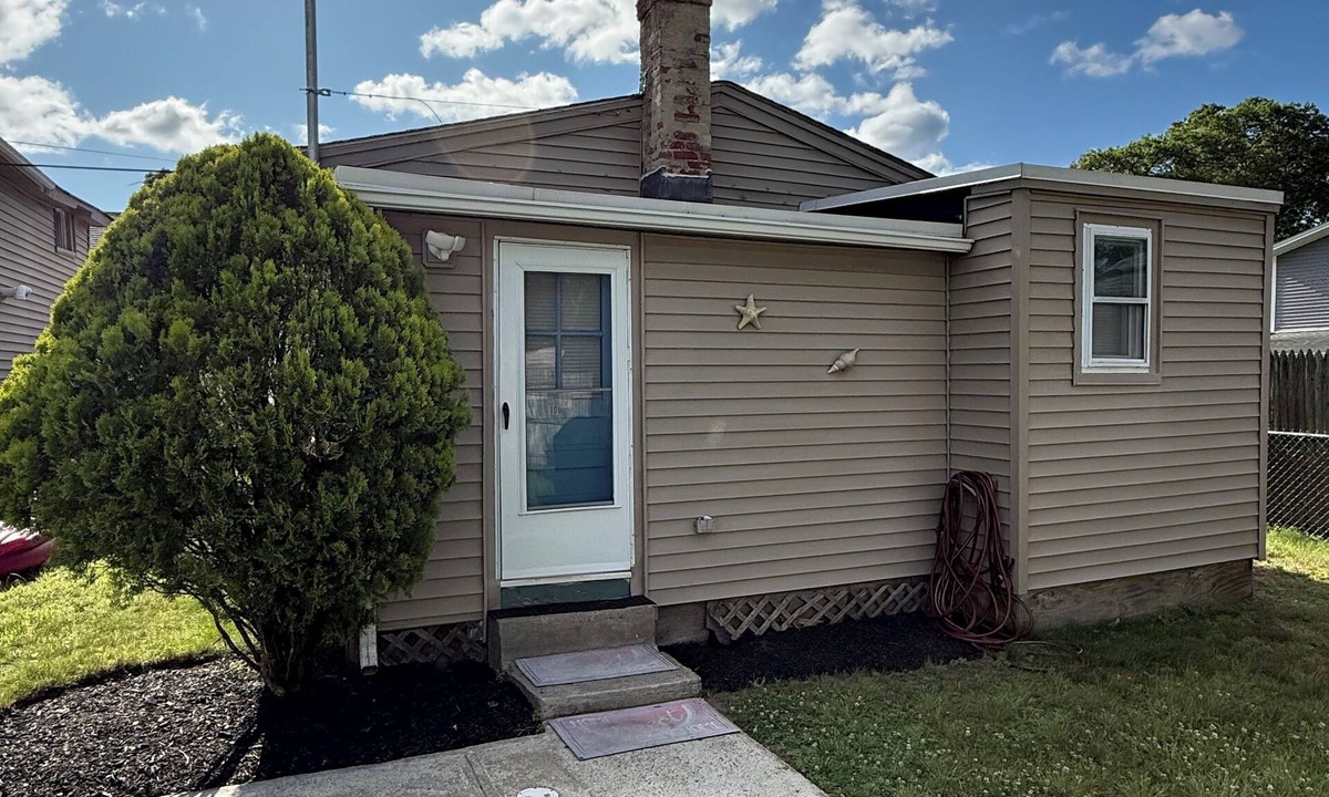 Warwick House | Cozy Oakland Beach bungalow for 2! One block from the water and a short walk to beaches, restaurants, and shops. Includes a living room, kitchen, bedroom, and full bath.