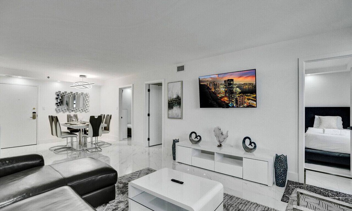 Mid Beach Apartment | Cozy Ocean View Condo/Beach Service & Pool/808