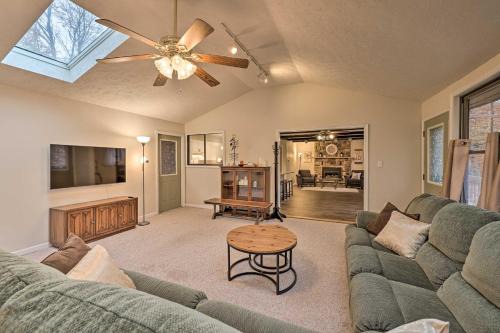 Gouldsboro House | Cozy Poconos Ranch Home w/Pool Access, Near Lake!