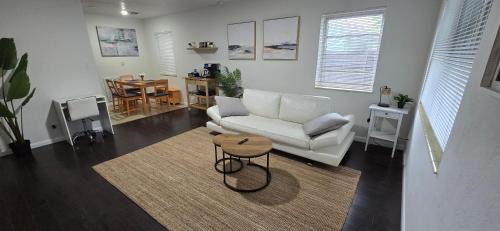 North Central Hollywood House | Cozy private 2BR Home with Outdoor space and BBQ grill