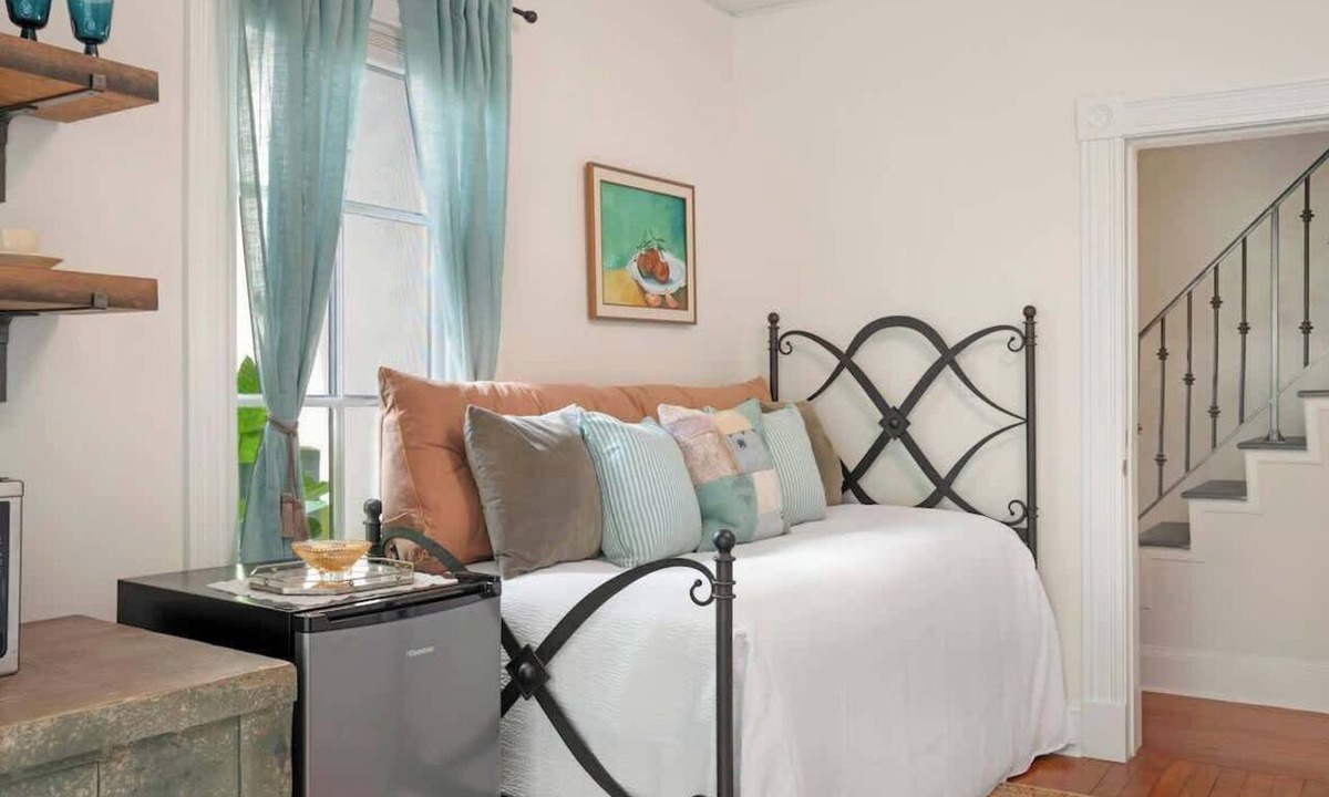 North Downtown Apartment | Cozy Room in Historic Villa, Preston