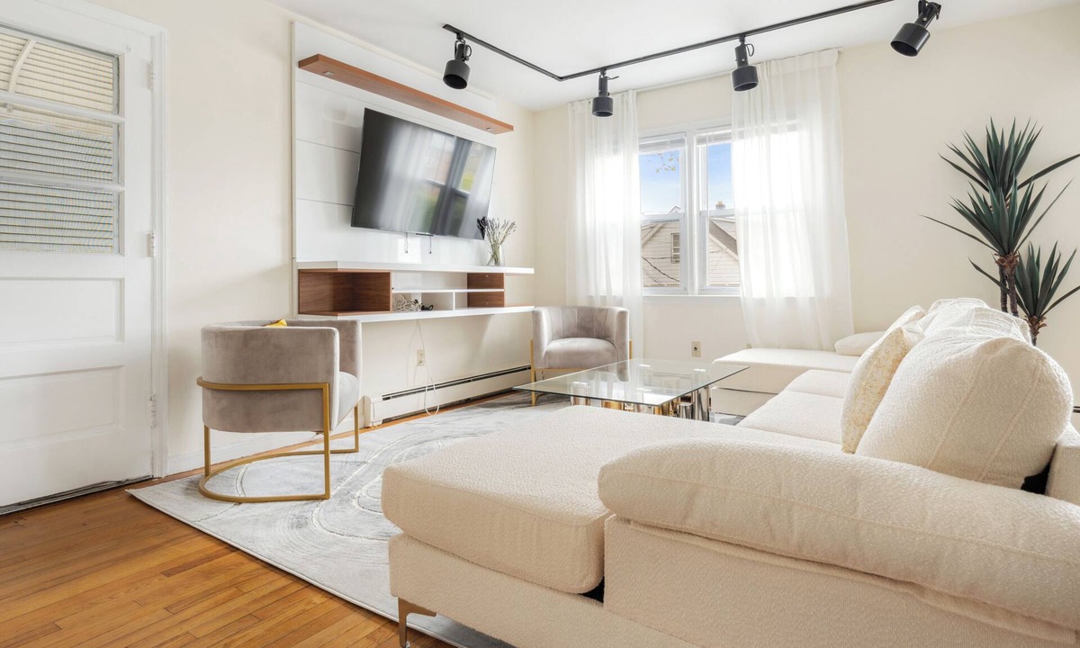 White Plains House | Cozy & Spacious 3BR Home/4 Queen Beds/Garage Parking/Family Friendly