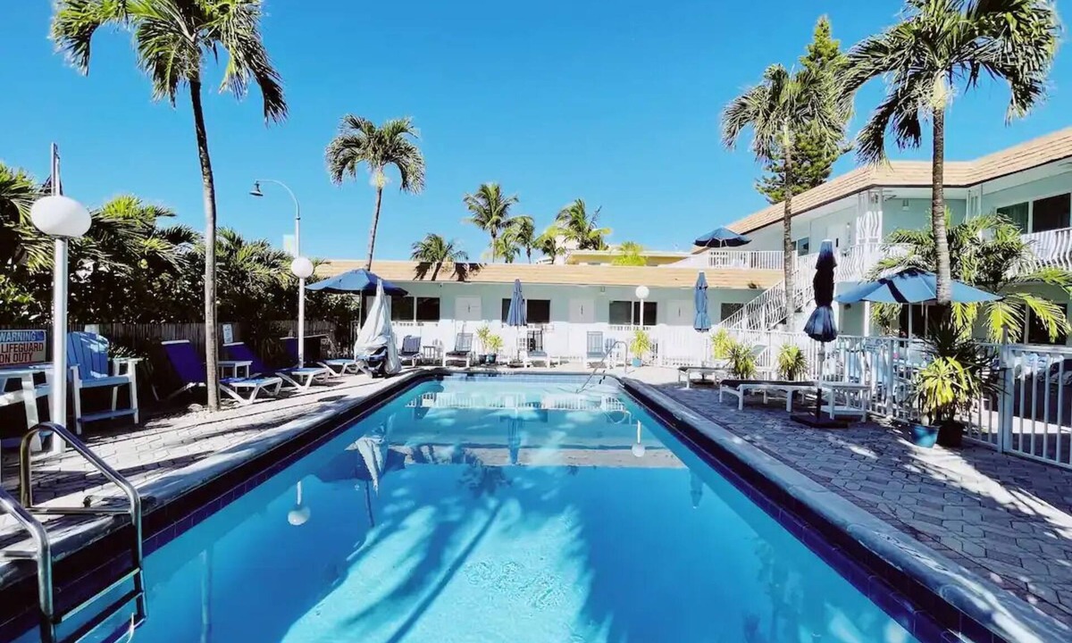 Lauderdale-by-the-Sea Apartment | Cozy Standard Double Room - Steps to Beach, Free Parking & Pool