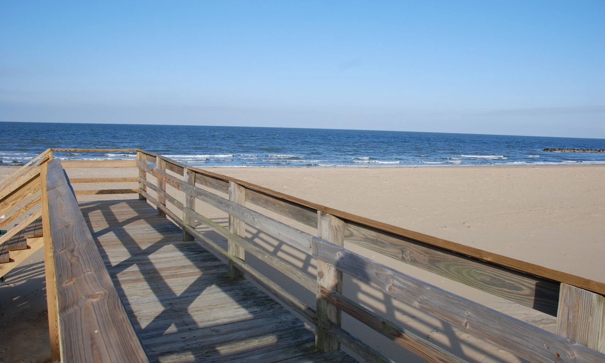 Willoughby Spit Apartment | Cozy Suite - Pet Friendly, Beach Side 1 Bedroom Apts by RedAwning