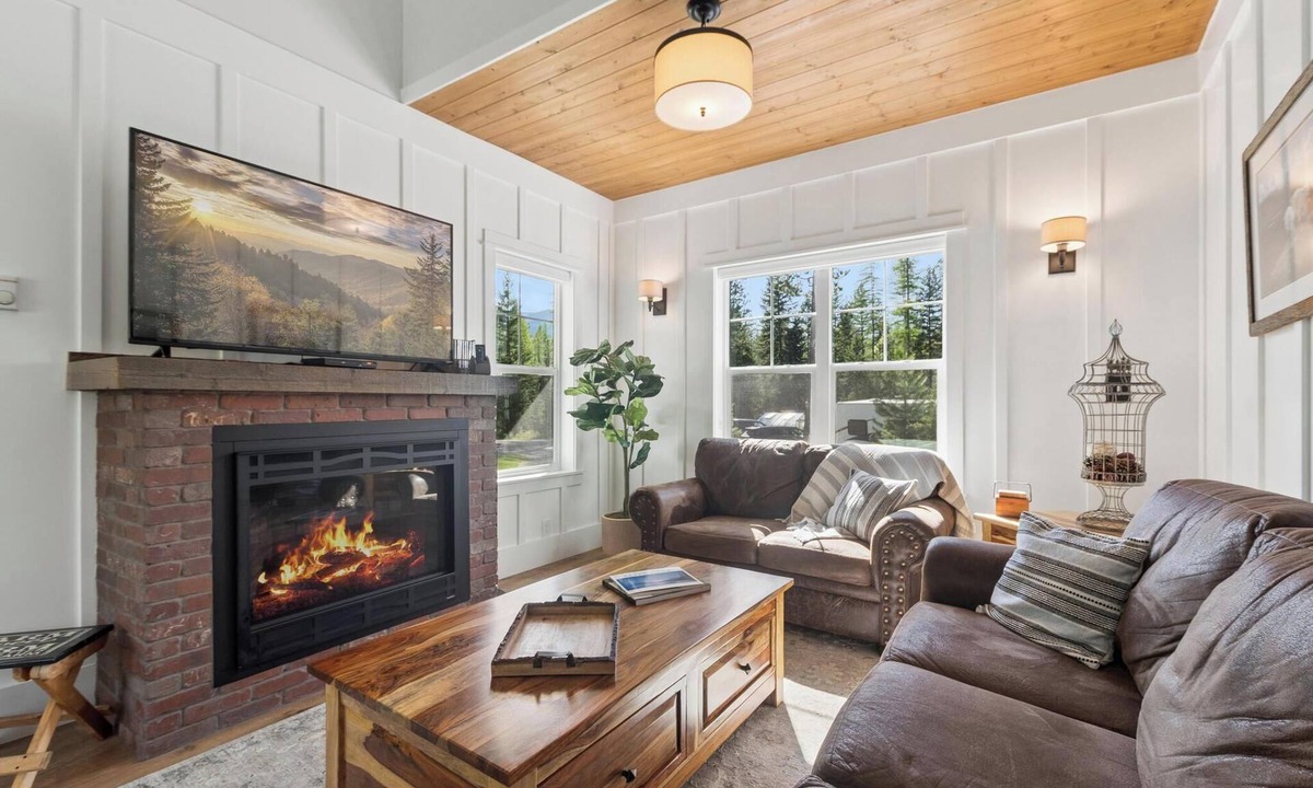 Martin City House | Cozy, Super Clean Farm Cottage w/Hot Tub – 10 Min to Glacier National Park