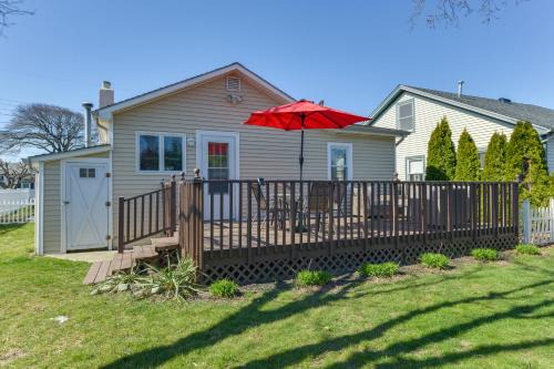 Villas House | Cozy Villas Cottage w/Deck, 1/2 Block to Beach!