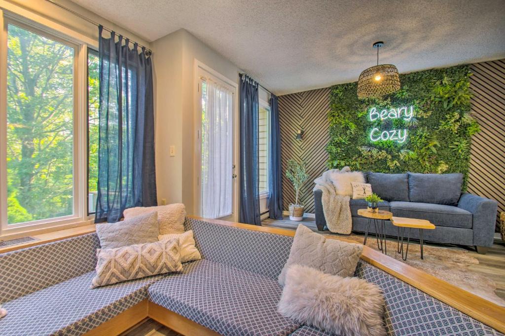 Nellysford House | Cozy Wintergreen Home with Balcony and Fireplace!