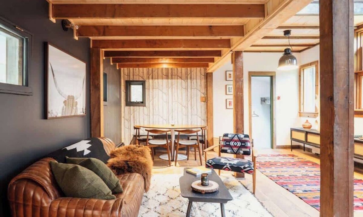 Lanesville Cabin | Creekside Cabin with Hot Tub & Wood-Burning Stove