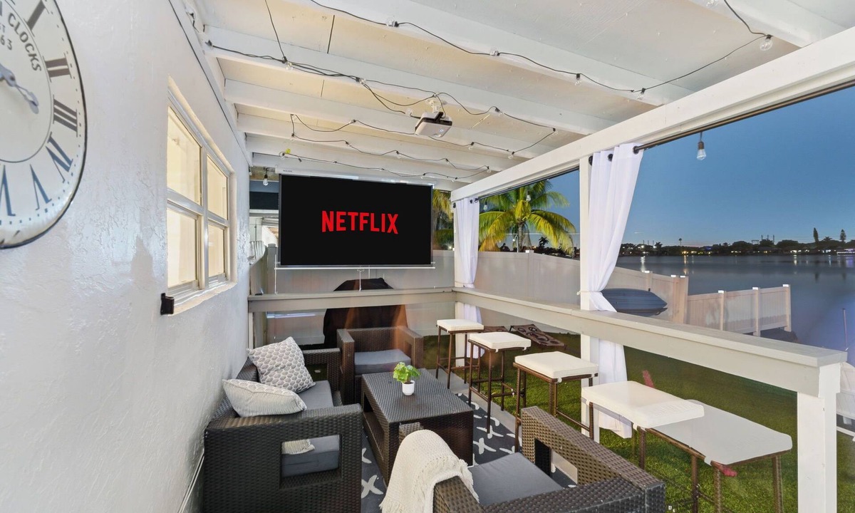Fort Lauderdale House | Dania Lakefront Retreat Kayaks/Outdoor Projector/Games/BBQ