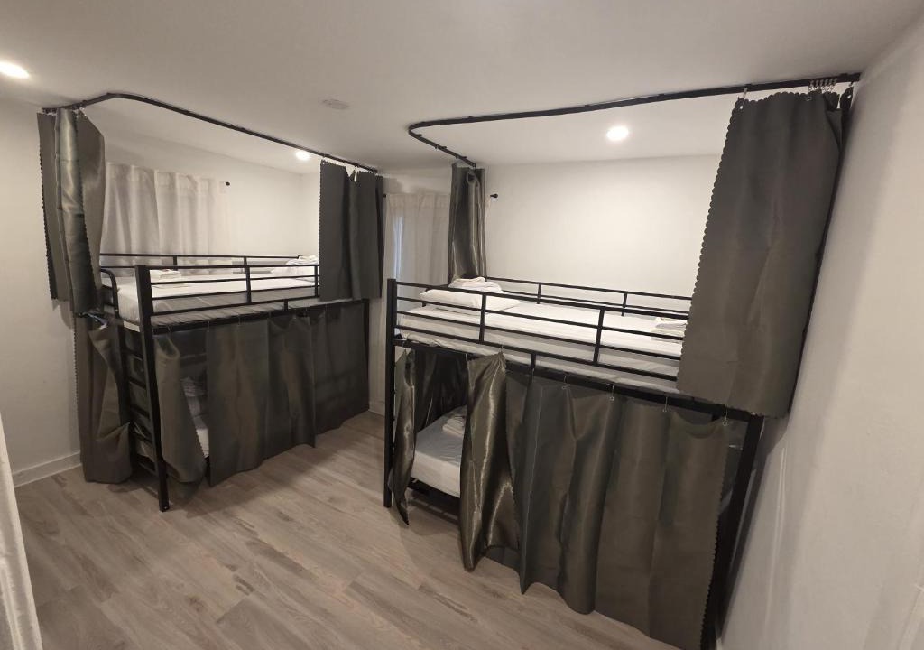 Hallandale Beach Hostel | Daphne's Tropical Oasis Female Only Hostel