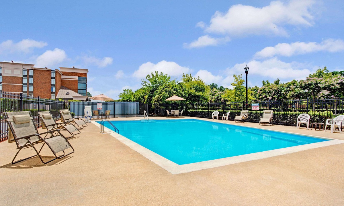 Coliseum Central Hotel | Days Inn by Wyndham Hampton Near Coliseum Convention Center