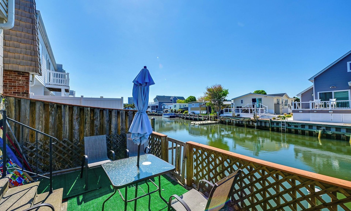 Caine Woods Apartment | Deck w/Canal Access: Ocean City Townhome