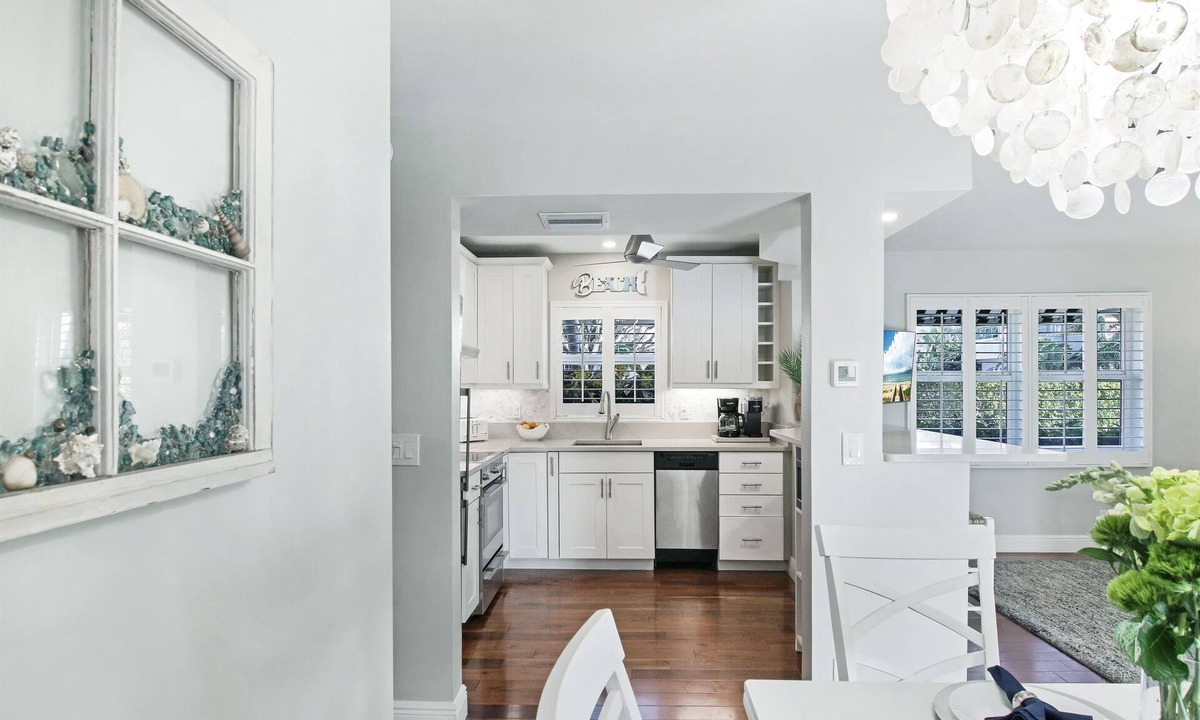 Delray Beach Apartment | Delray Breezes !NEW! WALK to BEACH & THE AVE!