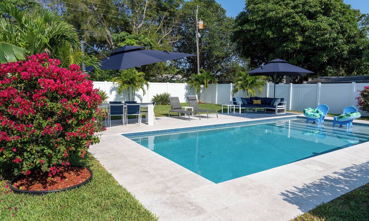 Osceola Park House | Delray Sunshine Cottage with Private Pool and Backdoor Oasis