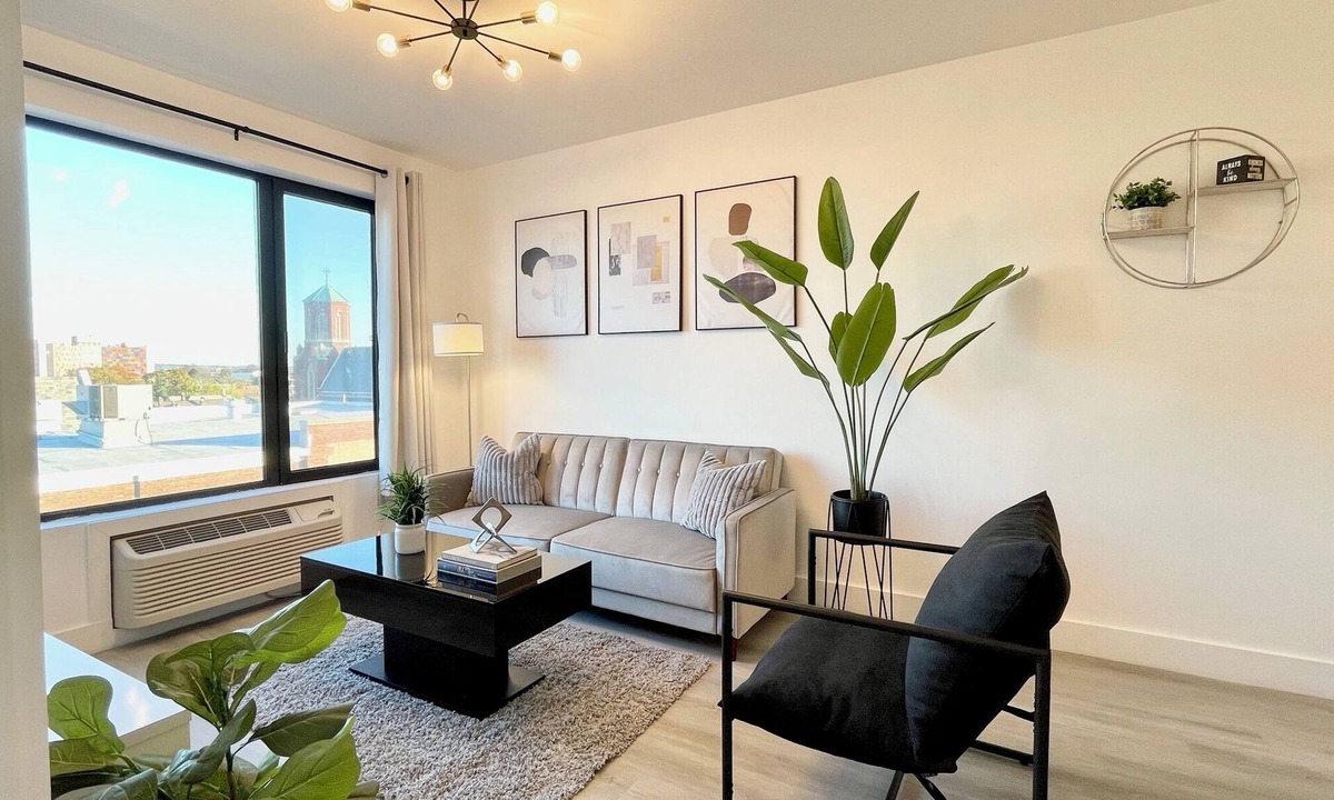 Elizabeth Apartment | Deluxe King 1BR w/Pool + Gym Near NYC & MetLife