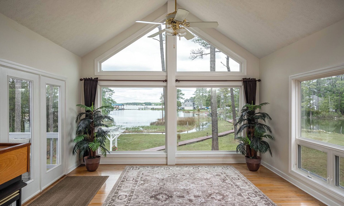 Achilles House | Deluxe Waterfront Family Escape. Fishing, Kayaking, Crabbing in your backyard!