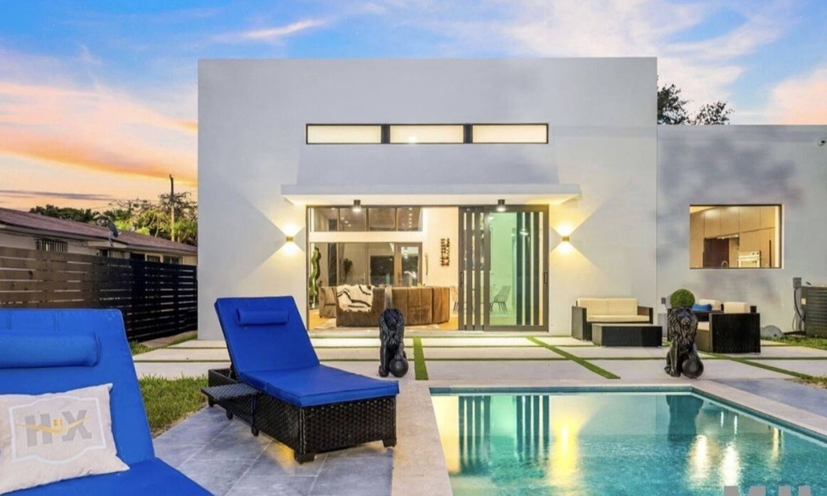 Buena Vista Villa | Design District Luxury Estate
