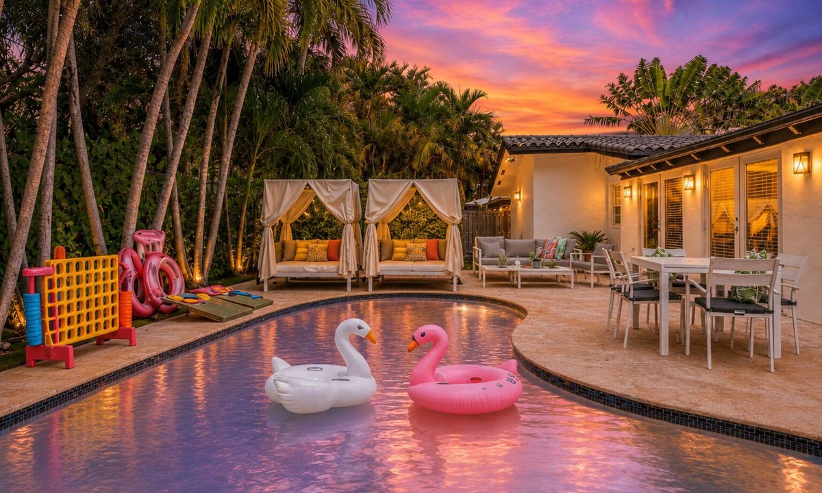 17th Street Causeway House | Designer 4BR Villa Pool 30 min to WC Stadium
