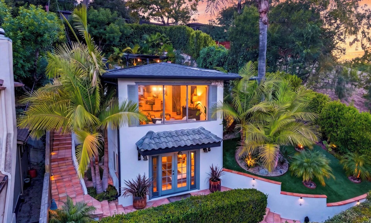 Silver Triangle House | Designer Home + Backyard Oasis + Firepit | Mins to Universal | Laurel Terrace