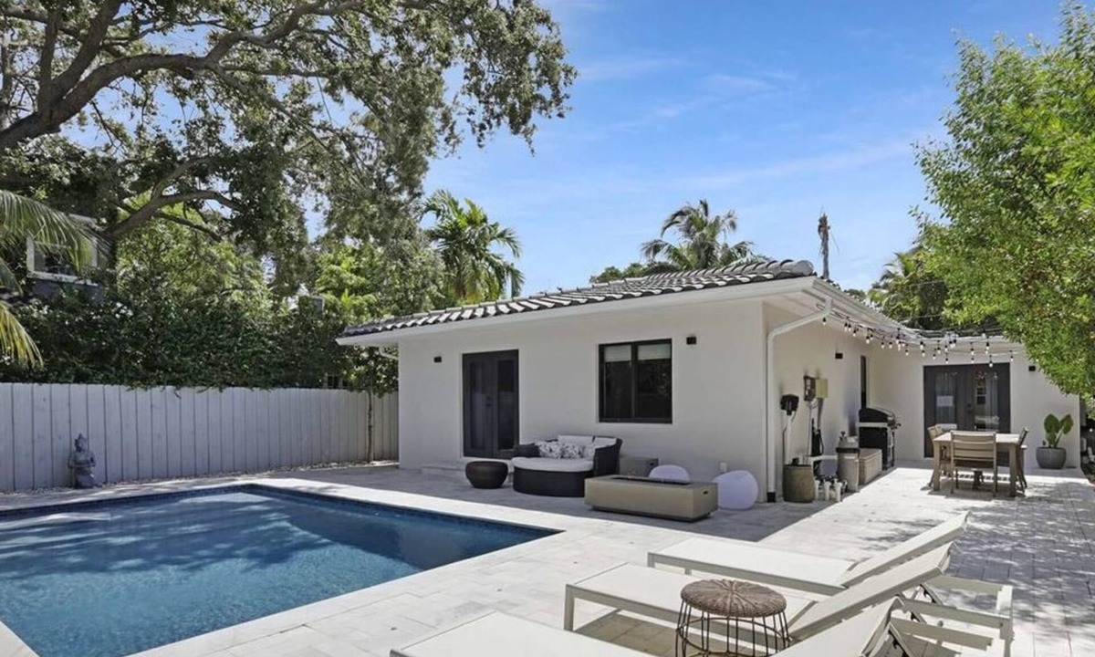 Spring Garden House | Designer Home w Pool & Fire pit - Free Parking, BBQ Grill, 10 min to Brickell