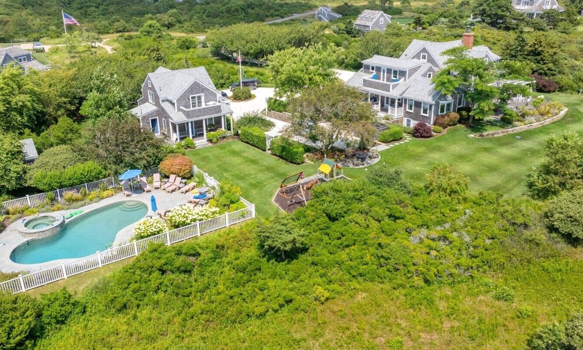 Dionis House | Dionis 8-bedroom home with a pool and spa