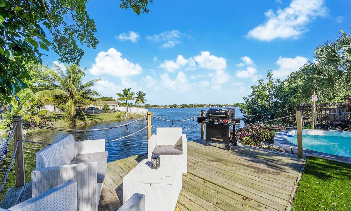 Miami Gardens House | Dior Gorgeous Waterfront Villa, Infinity Pool & Hot Tub, Poker & Cinema rooms