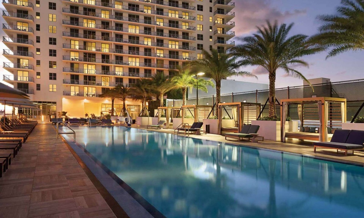 Hollywood South Central Beach Hotel | Direct Ocean Views + Rooftop Pool. Bar. Tennis.
