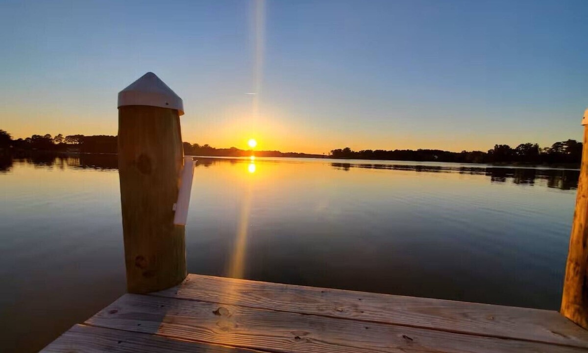 Edwardsville House | " DOCK TALES" Sunset Views, Private Dock, Kayaks & FUN on Little Wicomico River!