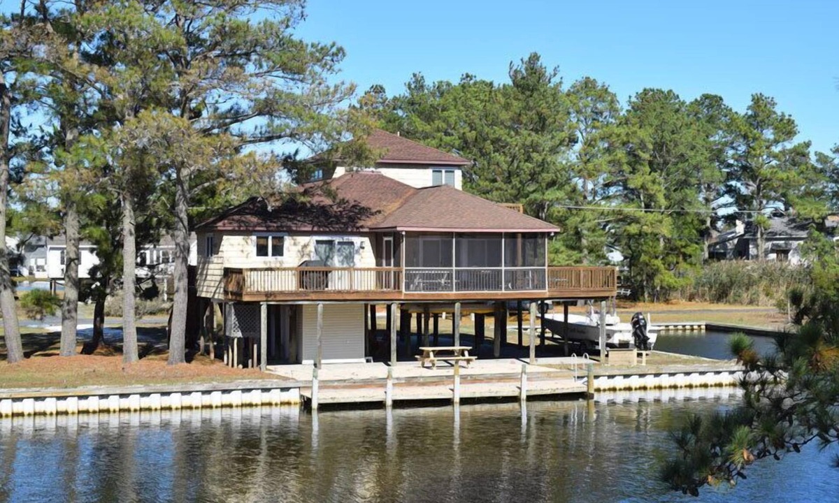 Deep Hole House | Dockside Dreams-Canalfront Home in Oyster Bay with Boat Dock.