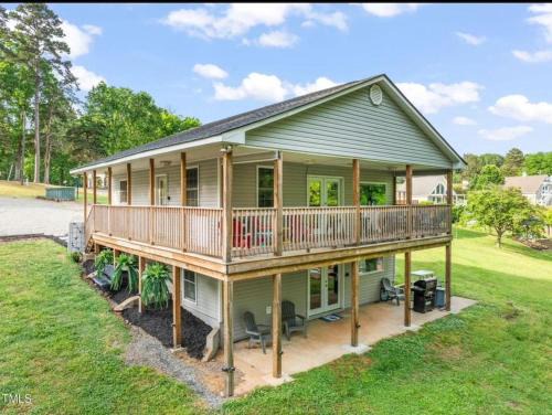 Clarksville House | Dockside Dreamz 2 with beach & dock