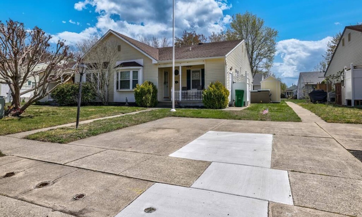 Village Green House | DOG FRIENDLY! 1220B Vermont Avenue