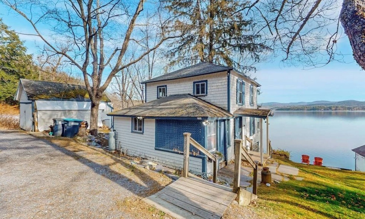 Fair Haven Cabin | Dog-friendly cabin on the water with a sunroom, firepit, & full kitchen