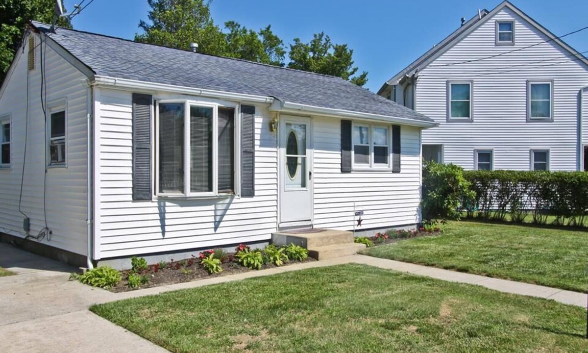 North Cape May House | Dog Friendly cottage located seven short blocks to The Bay and Ferry terminal. Sleeps 6.