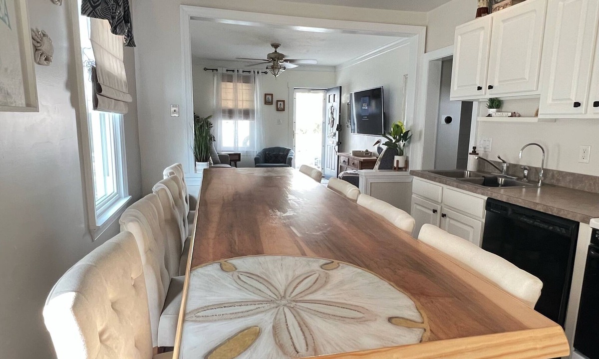 Wildwood House | Dog friendly single-fenced yard-walk to everything