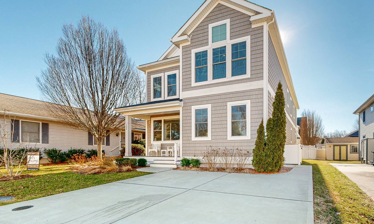 Country Club Estates House | Downtown home near the ocean with enclosed yard, WiFi, AC & beach gear - dogs OK