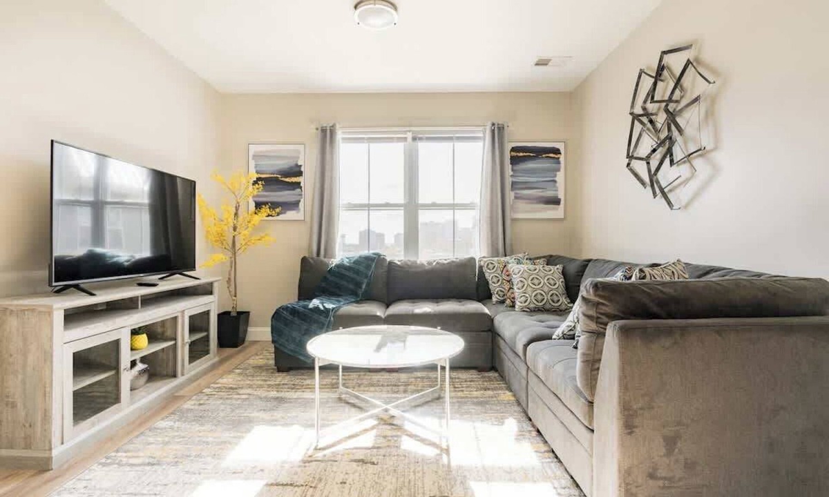 Newark Apartment | Downtown - Mins to NYC FreeParking-Mins to EWR