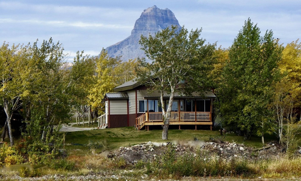 Babb Cabin | Duck Lake West Shore, Just 15 Minutes from Glacier National Park!
