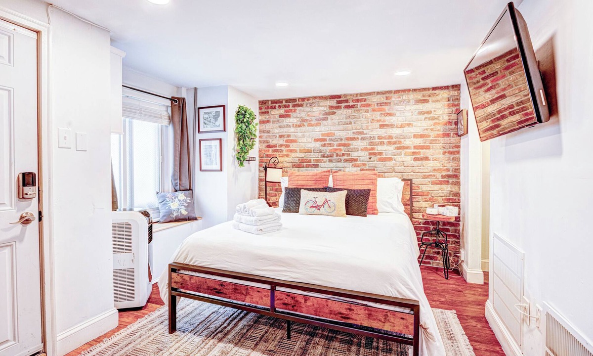 Eagle Hill House | Eagles Landing - Logan Airport