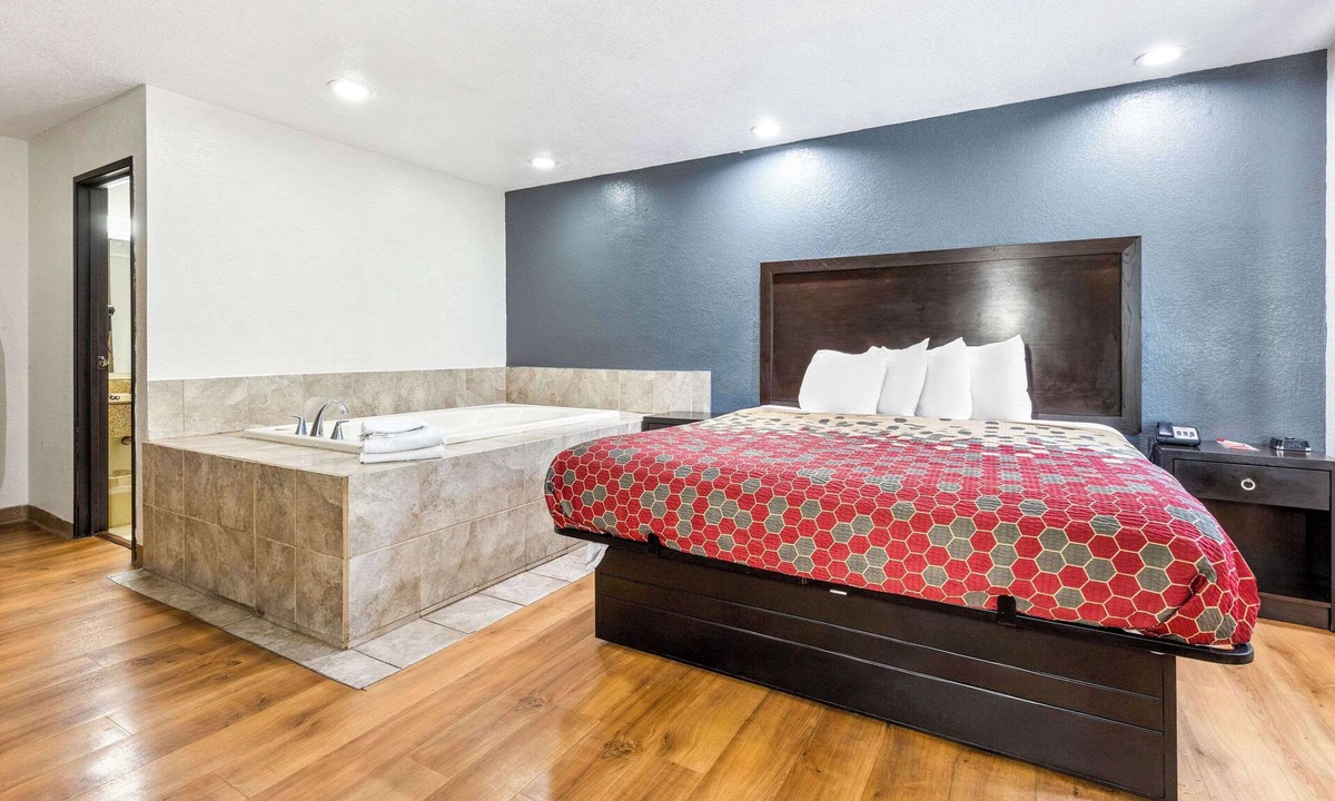 Montrose Hotel | Econo Lodge Akron Copley Northwest