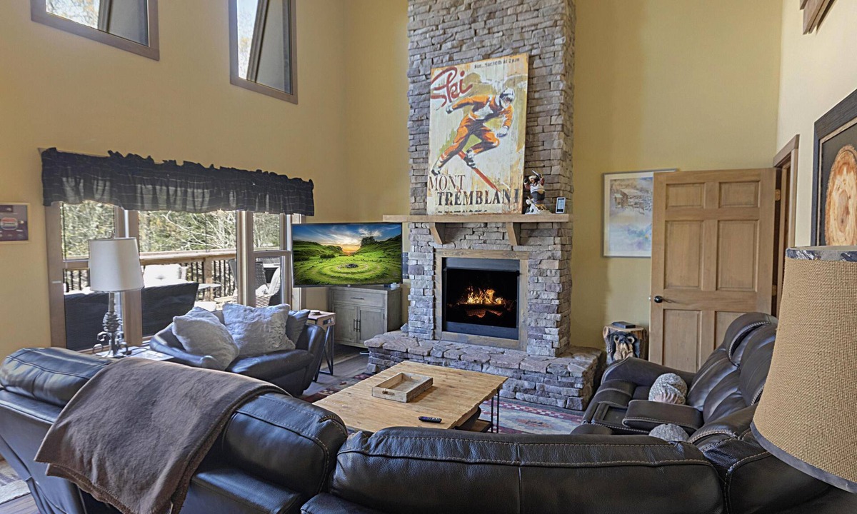 Edray House | Edelweiss Haus: Cozy Renovated Mountain Retreat - Hot Tub & Dual Outdoor Decks