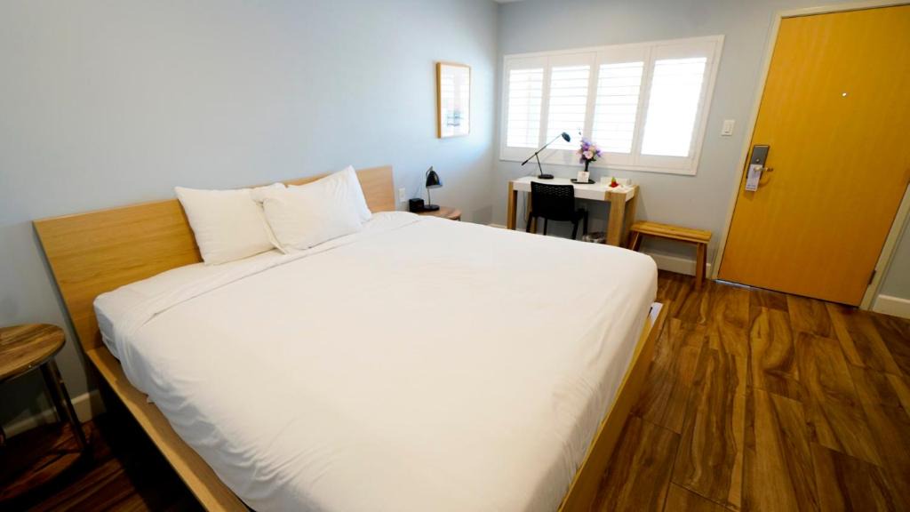 Studio City Hotel | El Royale Gardens Near Universal Studios