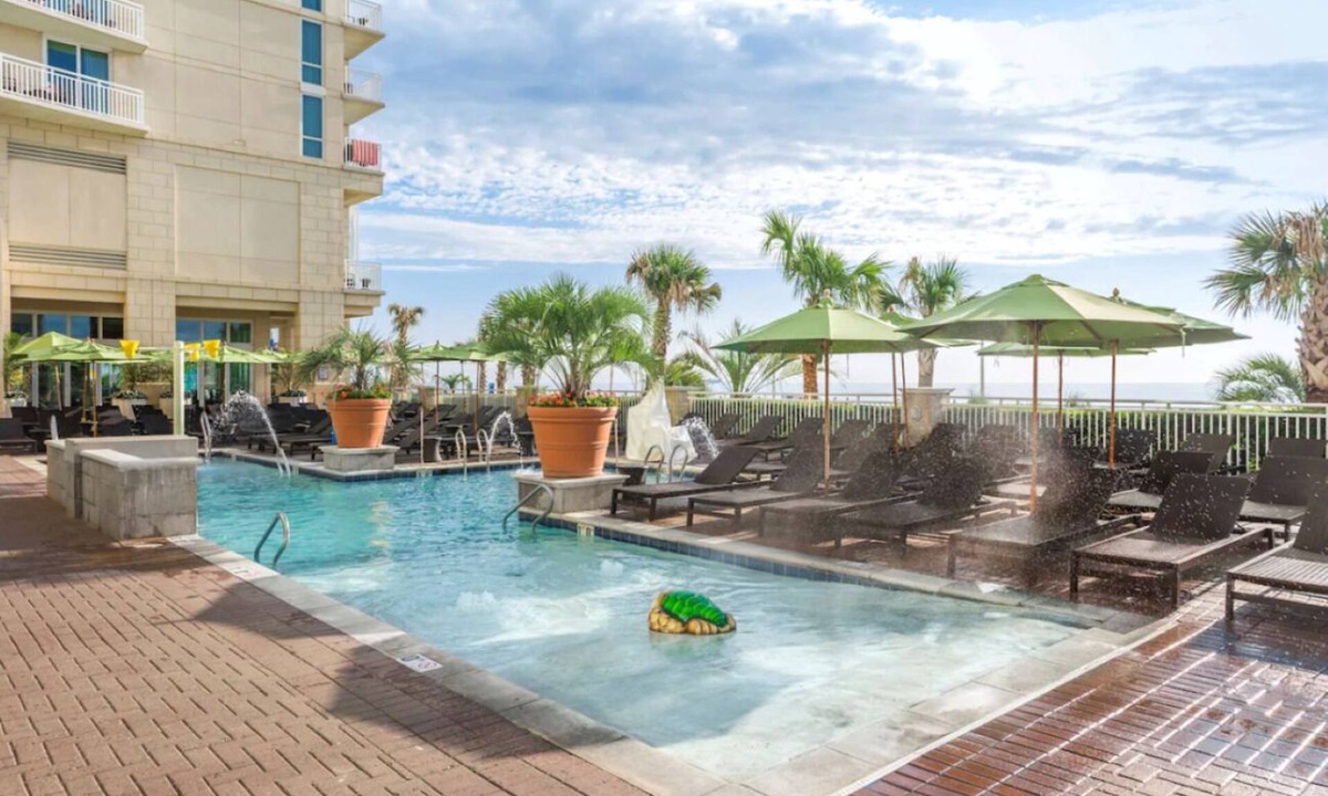 Northeast Virginia Beach Hotel | Elegant 4-Room Coastal Retreat – Fun, Comfort & Beach Access