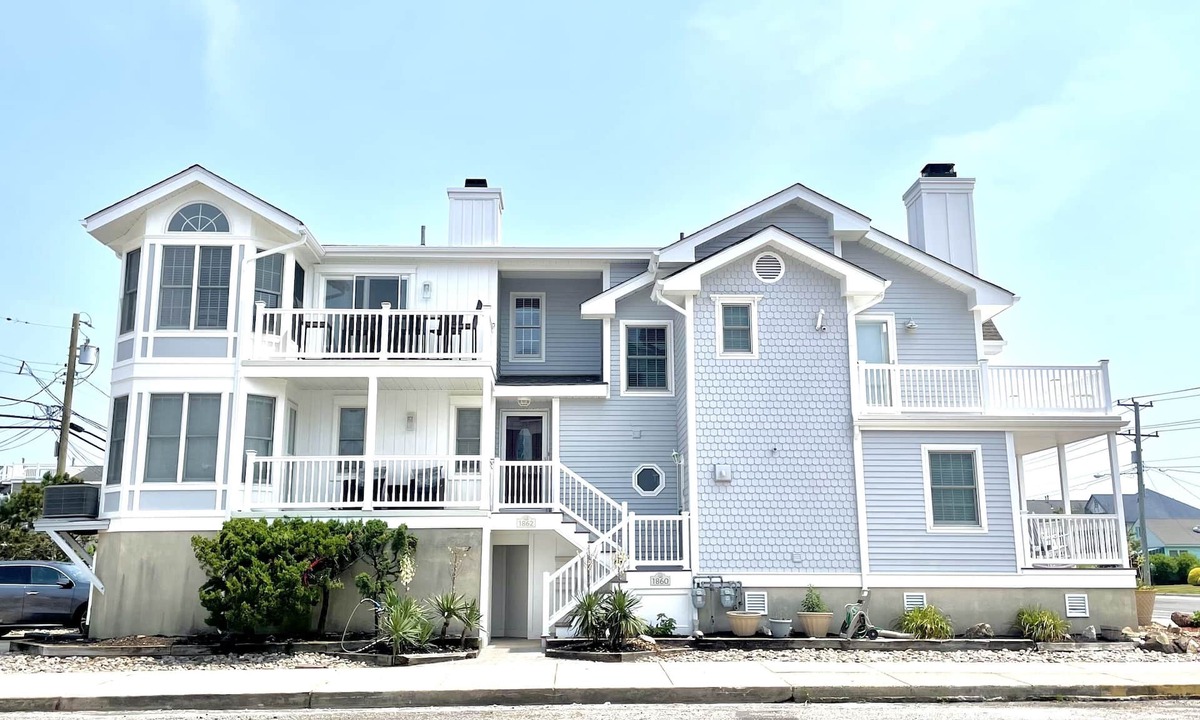 North End House | Elegant 4Bed, 3Bath 2Story, Hrdwd Flrs, PET FRIENDLY, Bed Linens, great location