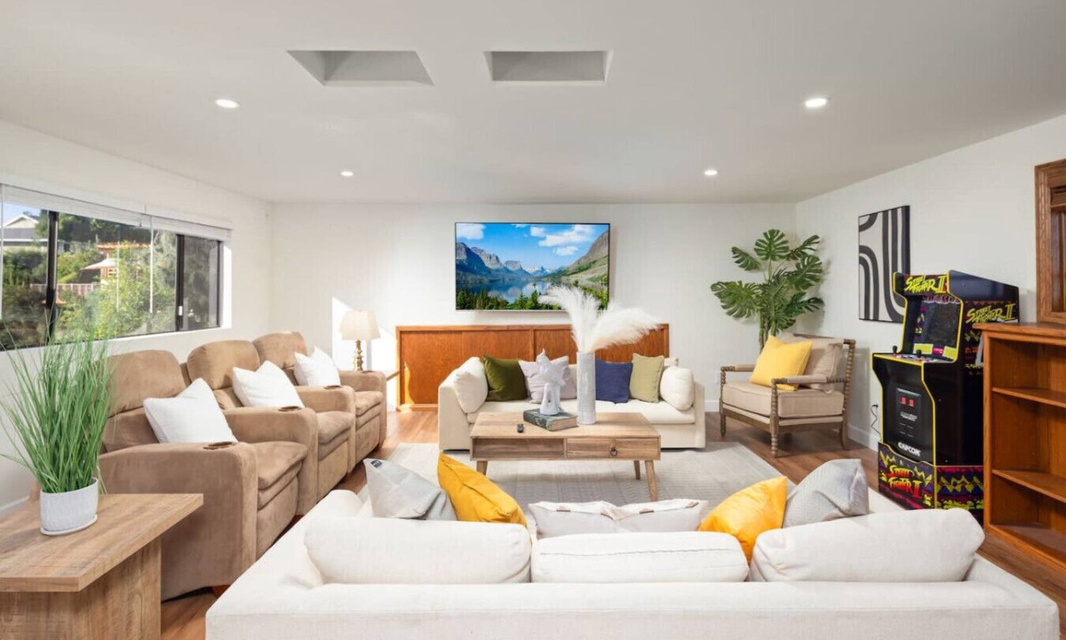 La Crescenta-Montrose House | Elegant City View | Quick Drive to LA | Hot Tub