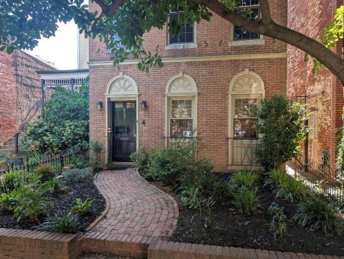 Capitol Hill Apartment | Elegant Capitol Hill 1BR - Walk to Eastern Market & Metro - Free Parking
