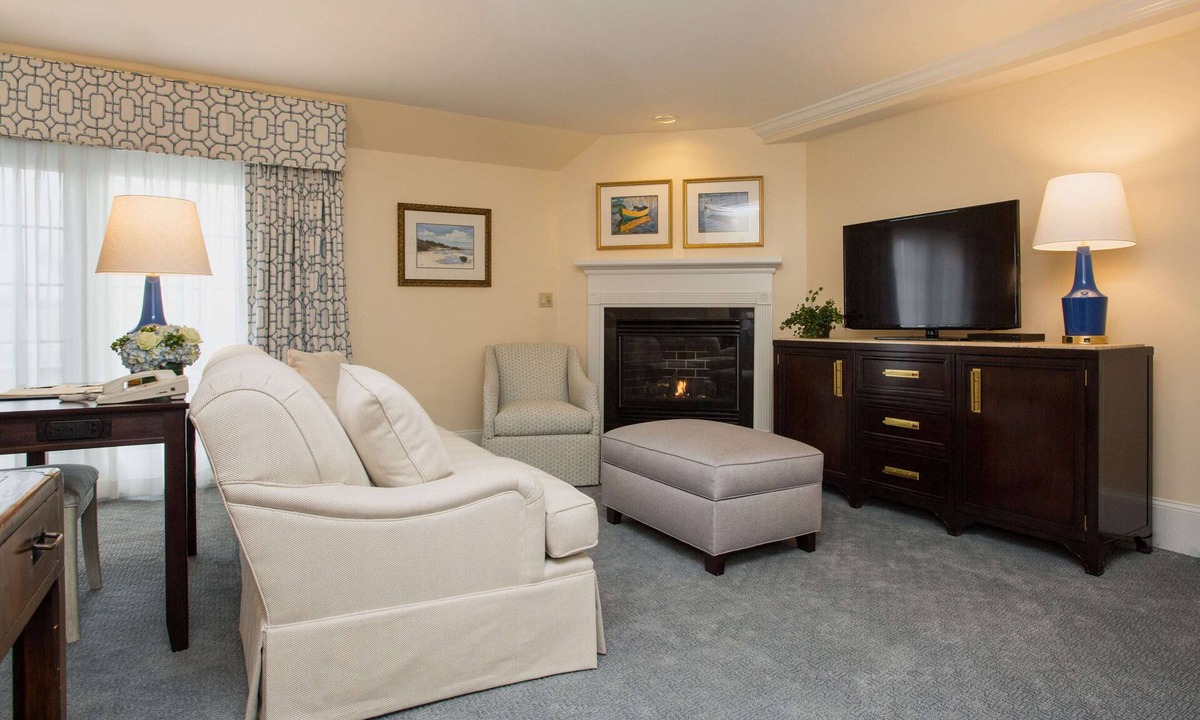 South Rehoboth Hotel | Elegant Club Suite | King Beds & Hydrotherapy Tub