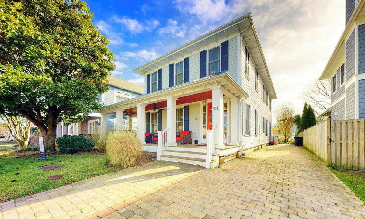 Country Club Estates House | Elegant house near the ocean with AC, W/D & outdoor space - walk to boardwalk