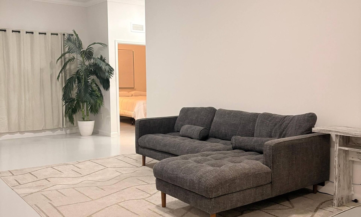 West Little River House | Elegant lakeview Miami home cozy, clean, and comfortable perfect for a relaxing.
