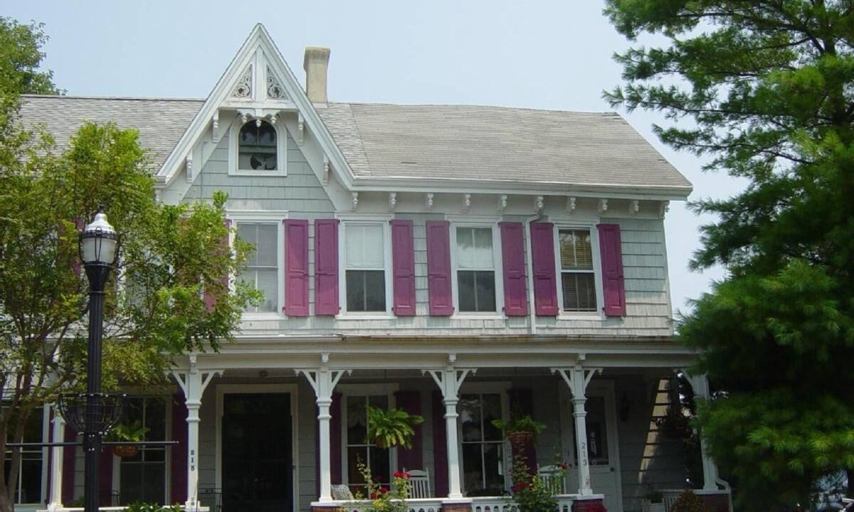 Historic District House | Elegant Victorian w/Carriage house on Canal Lewes license # 2300190