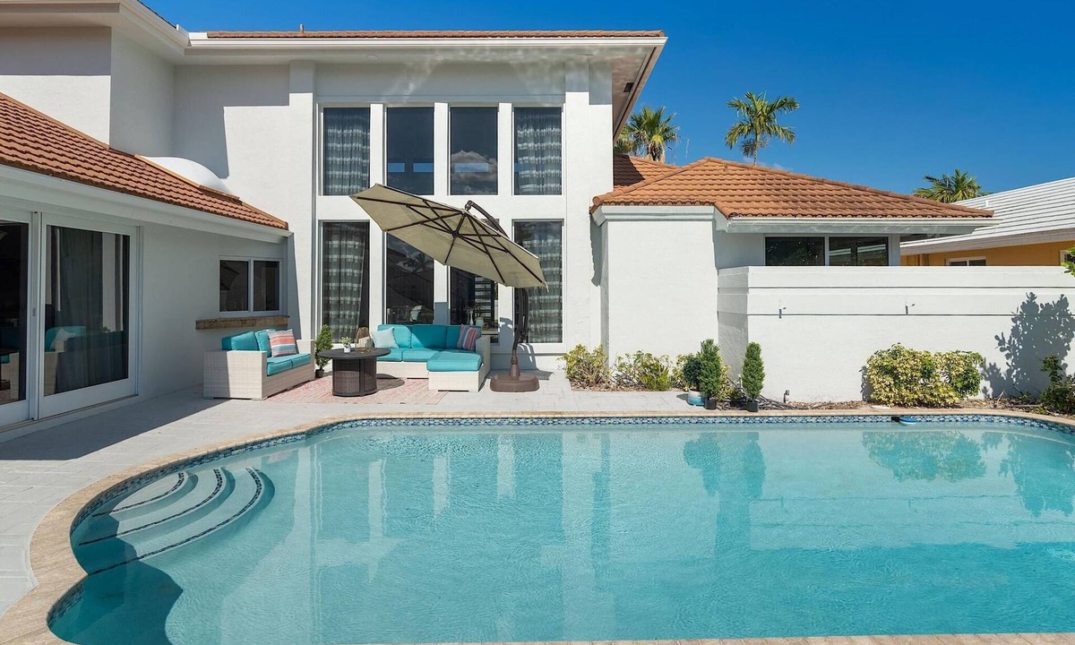 East Fort Lauderdale House | Elegant waterfront home with dock, heated pool and in a central location.